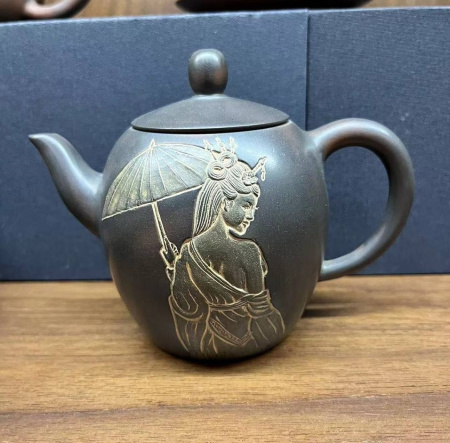 Глиняный чайник "Дама с зонтиком". Цена: 35&nbsp;110 ₽ руб.