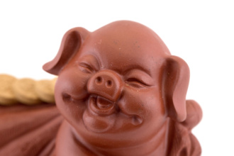 Чайная игрушка «Красный поросёнок с денежным мешком». Цена: 2 230 ₽ руб.