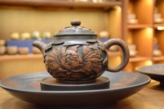 Глиняный чайник «Ручной пион»