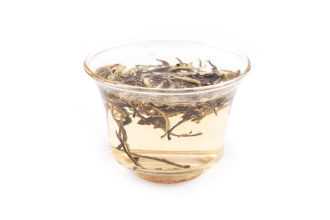 Белый чай Белый пуэр 2021 г. "Буланшань гу шу юэгуан бай" (Лунный свет с гор Булан с многовековых деревьев)