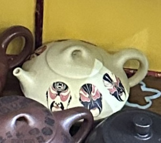 Чайник глиняный "Маски". Цена: 9&nbsp;220 ₽ руб.