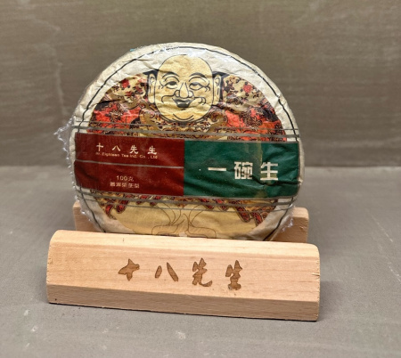 Прессованный шэн пуэр - Шэн пуэр 2016 года бренда "Mr. Eighteen" 100 г, 