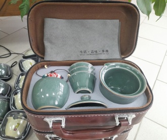 Походный чайный сервиз с кожаным кейсом "Кругосветное путешествие". Цена: 5 990 ₽ руб.