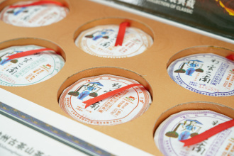Pressed Rip Pu-erh Tea - Collectible set of 2011 shu pu-erh "South of colored clouds" from the "Dragon Garden" factory, 7 cakes of 100 g each., 