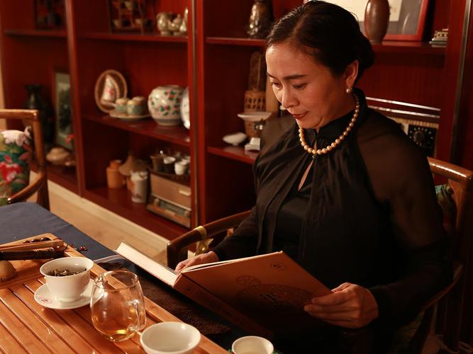 Основательница компании Шесть великих чайных гор госпожа Жуань Дяньжун Основательница компании Шесть великих чайных гор госпожа Жуань Дяньжун