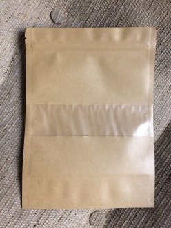 Бумажные пакеты с окошком и замком (17 см на 23,5 см). Цена: 80 ₽ руб.